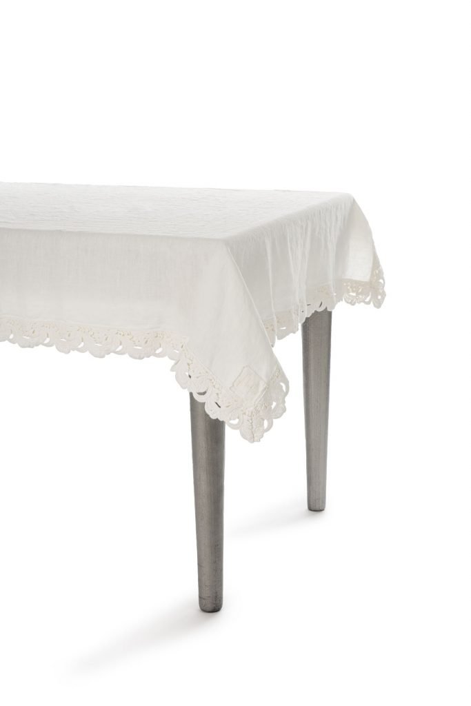 Linen tablecloth 130x130cm with "Armonia" lace